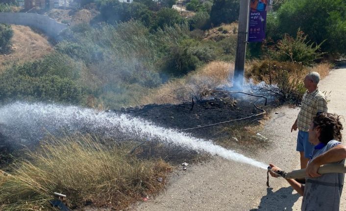 Yol kenarında çıkan yangın büyümeden söndürüldü