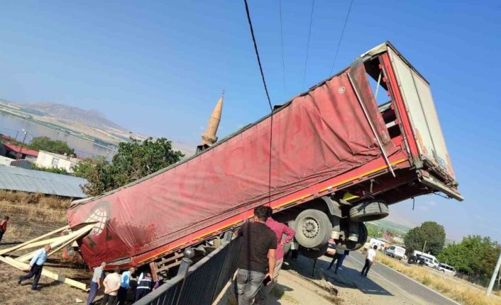 Yoldan çıkan tır evin bahçesine girdi