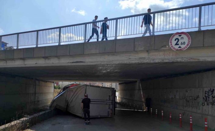 Yüksekliği hesaplayamadı, köprüye takıldı