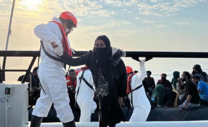 Yunanistan’ın ittiği göçmenleri Sahil Güvenlik kurtardı