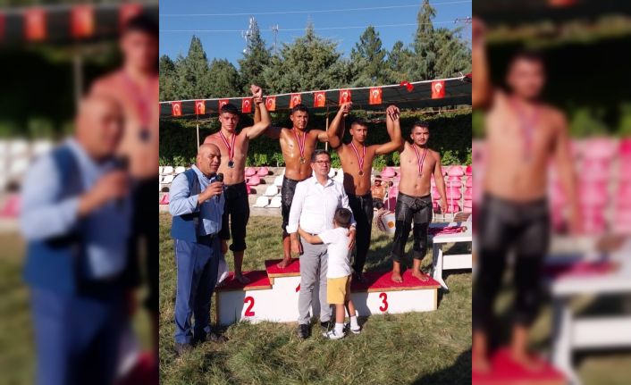 Yunusemreli yağlı güreşçilerden Manisa’ya iki madalya