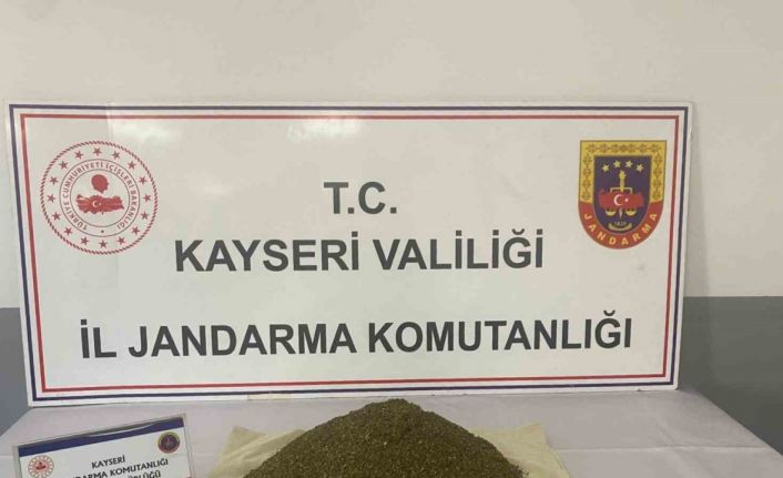 Zehir tacirleri uyuşturucuyu piyasaya süremeden yakayı ele verdi