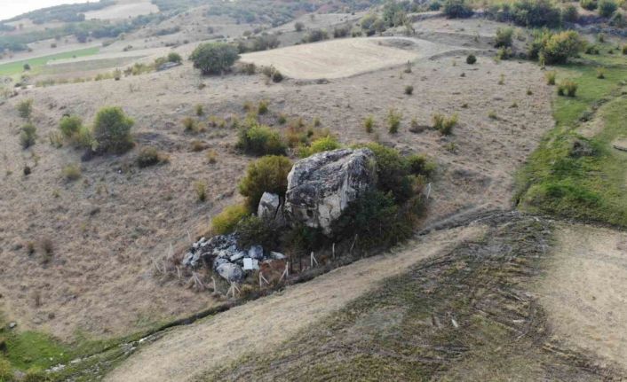 24 asırlık kaya mezar yolcuların dikkatini çekiyor