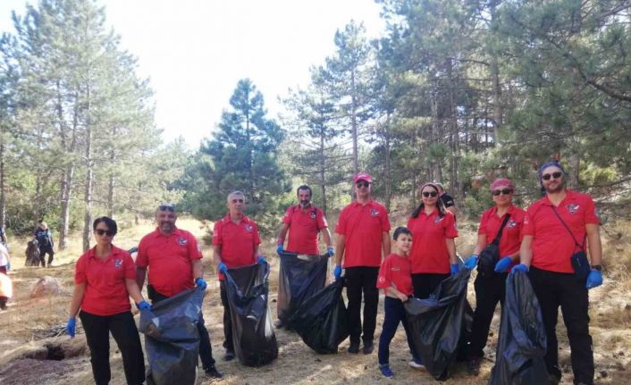 60 kişi ormanda çöp topladı