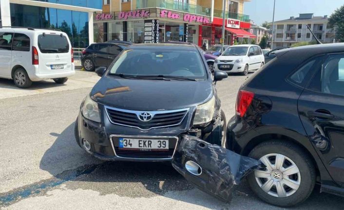 88 yaşındaki sürücü otomobiliyle hastanenin duvarına çarptı