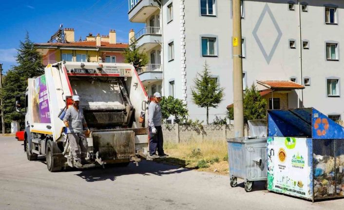 Afyonkarahisar’da çöp kamyonlarından çevreye gül kokusu yayılıyor