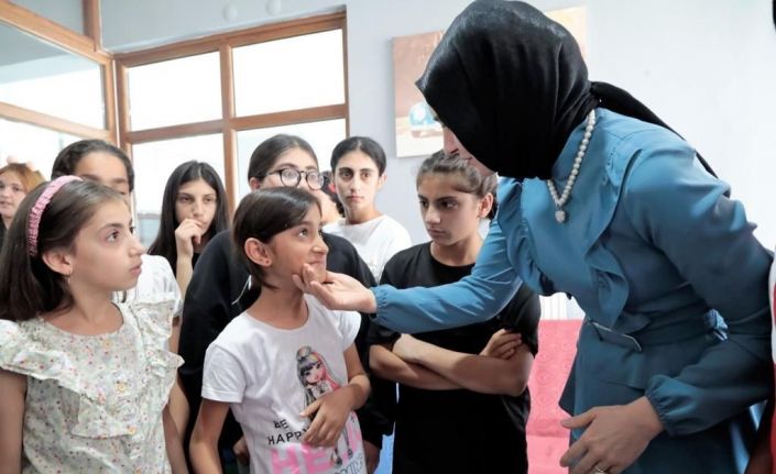 Ağrı Valisi’nin eşi, Çocukevleri Sitesi’nde çocuklarla buluştu