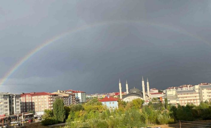 Ağrı’da yağmur sonrası gökkuşağı mest etti