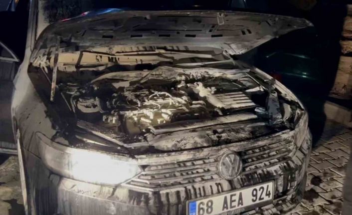 Aksaray’da seyir halindeki otomobilin motor bölümü yandı