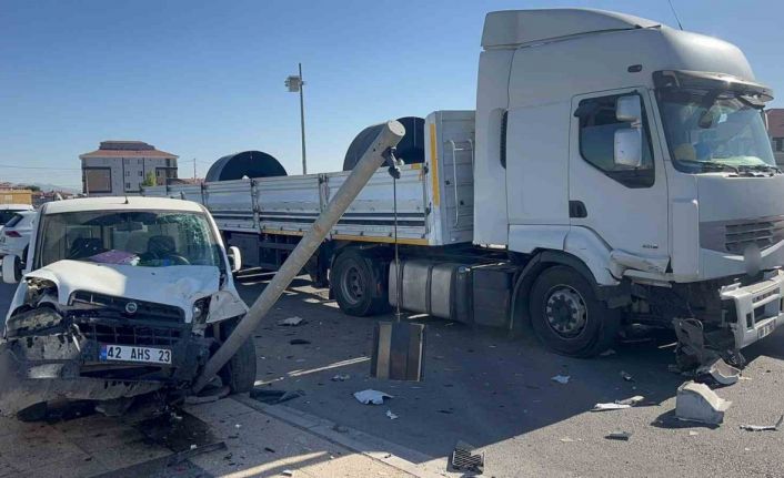 Aksaray’da tır ile hafif ticari araç çarpıştı: 2 yaralı