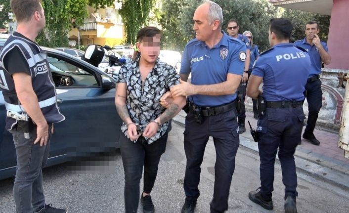 Alkollü aday sürücü ortalığı birbirine kattı, kaldırıma çarpınca yakalandı