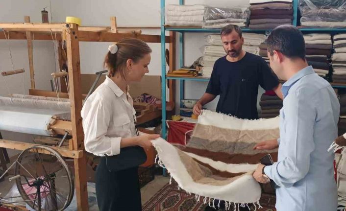 Alman moda tasarımcısı Siirt’in tiftik battaniyesini inceledi