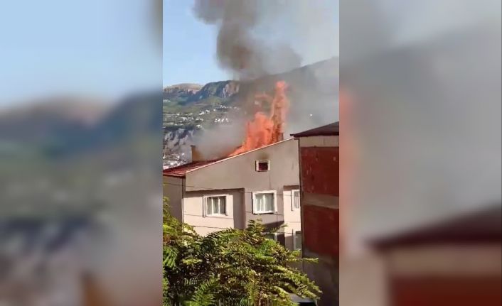 Amasya’da 4 katlı binanın çatısı alev alev yandı