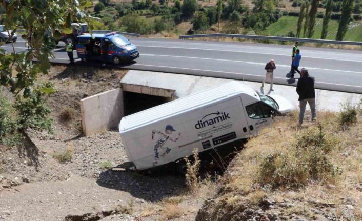 Amasya’da minibüs menfeze uçtu: yaralının yardımına vatandaşlar yetişti