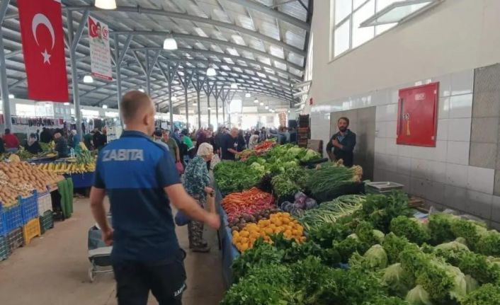 Amasya’da zabıta ekiplerinden pazarda etiket denetimi