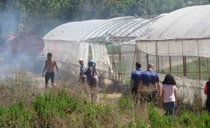 Antalya’da seralara yakın alandaki yangın korkuttu