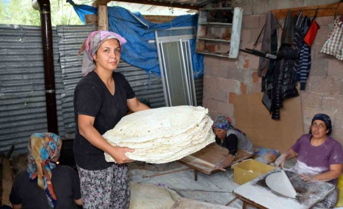 Antalyalı ev hanımları, imece usulü yufka ekmek geleneğini yaşatıyor