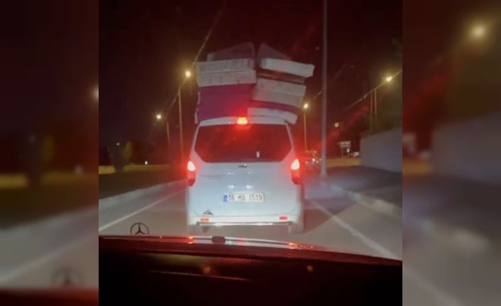 Aracının üzerine yatakları dizdi, trafikte tehlike saçtı