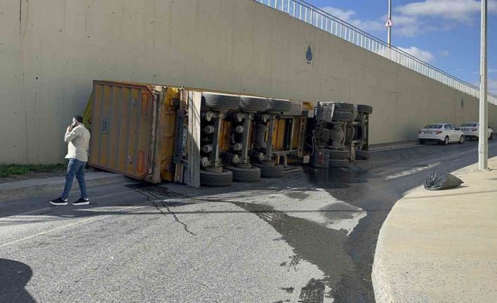 Arnavutköy’de sürücüsünün kontrolünden çıkan kamyon yan yattı, faciadan dönüldü