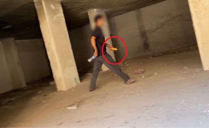 Arsızlığın böylesi: Yıkım yapılan binanın bodrum katında uyuşturucu içerken yakalandılar