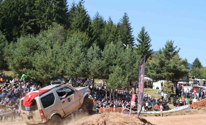 Artvin’de bin 200 rakımlı Kafkasör Yaylası’nda off-road heyecanı