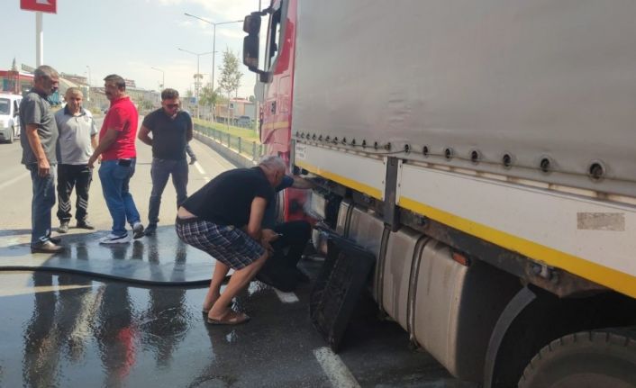 Aşkale’de tırdaki yangın esnafın dikkati sonucu önlendi