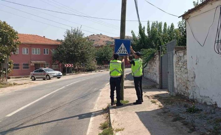 Aydın’da jandarma ekipleri trafik levhaların kontrol etti
