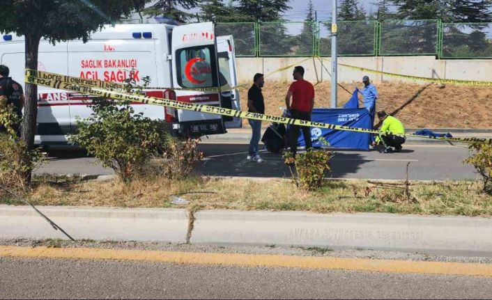 Aydınlatma direğine çarpan motosikletli sürücü hayatını kaybetti