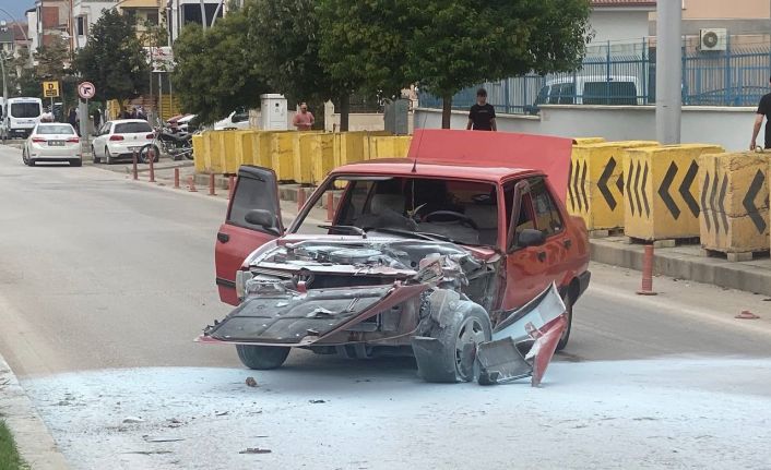 Aydınlatma direğine çarpan otomobil alev aldı