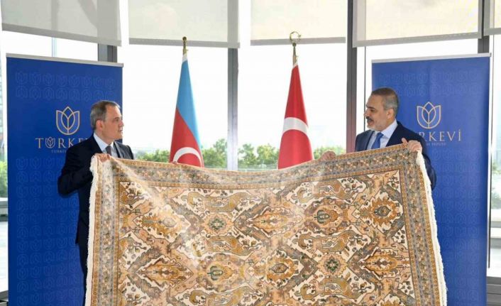 Azerbaycan Dışişleri Bakanı Bayramov’dan Türkevi’ne "Karabağ" halısı