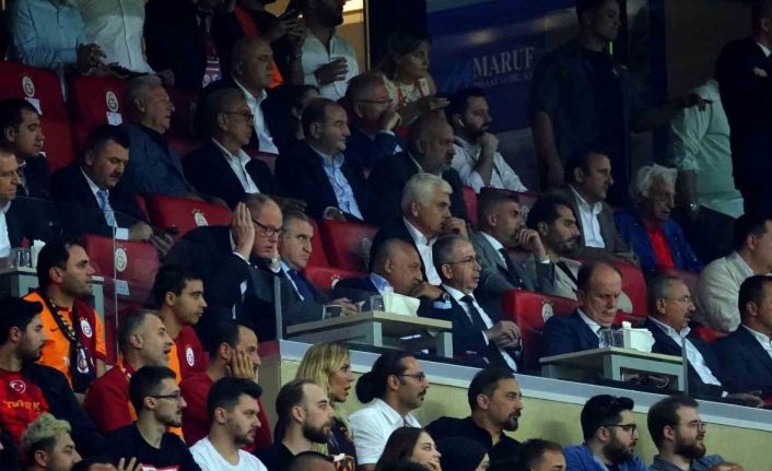 Bakan Bak, Galatasaray - Kopenhag maçını stattan izledi