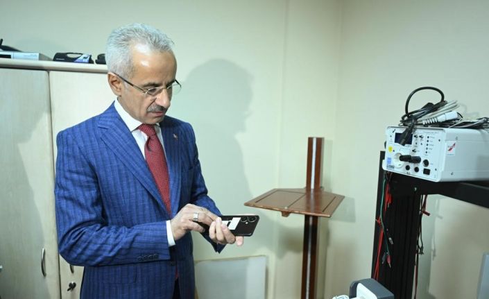 Bakan Uraloğlu Cep Telefonu Test Merkezi’ni inceledi