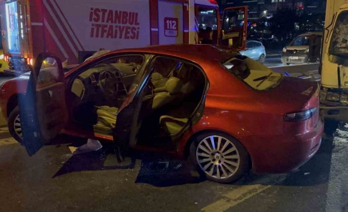 Bakırköy’de kontrolden çıkan otomobil kamyonete çarptı: 1 yaralı