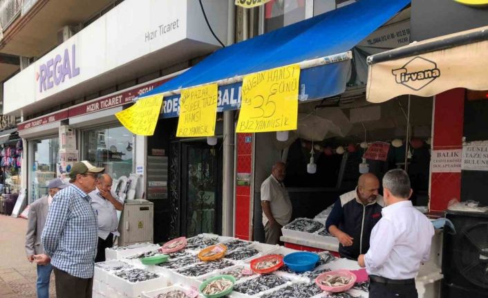 Balıkçılar halk günü yaptı: Hamsinin kilosu 35 TL’den satışa sunuldu