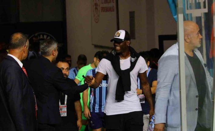 Balotelli maçı tribünden izliyor