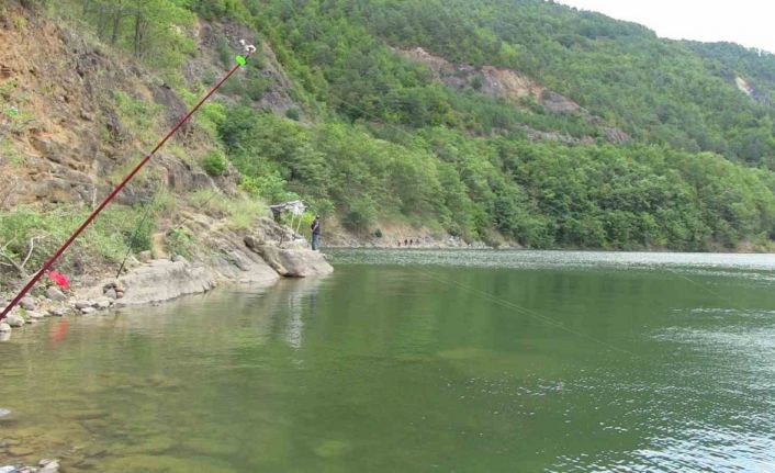 Baraj gölünde balık kafesleri yırtıldı, oltasını alan koştu