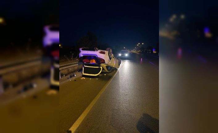 Bariyerlere çarpıp devrilen otomobilde 5 kişi yaralandı