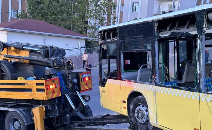 Başakşehir’de devrilen İETT otobüsü kaldırıldı