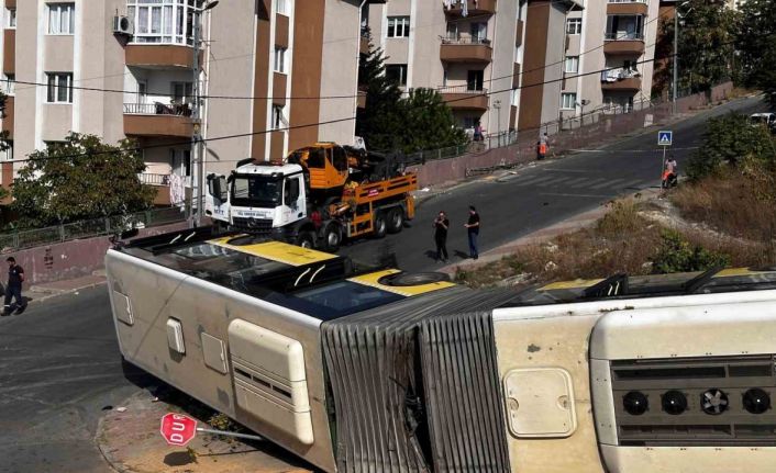 Başakşehir’de rampadan çıkamayan İETT otobüsü devrildi: O anlar kamerada