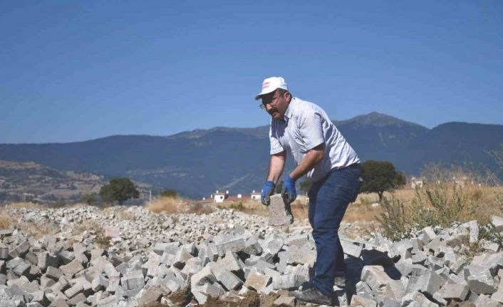 Başkan Doğan, belediye işçileriyle molozların arasından parke taşı ayıkladı