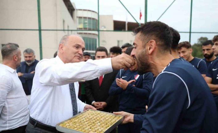 Başkan Özlü’den futbolculara baklava