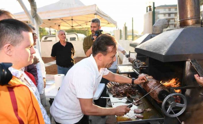 Başkan Yazıcı sözünü tuttu, Tuzla’nın özel çocuklarına cağ kebabı pişirdi