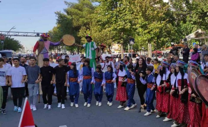 Batman’ın 5 ilçesinde festivaller renkli kortej yürüyüşü ile başladı