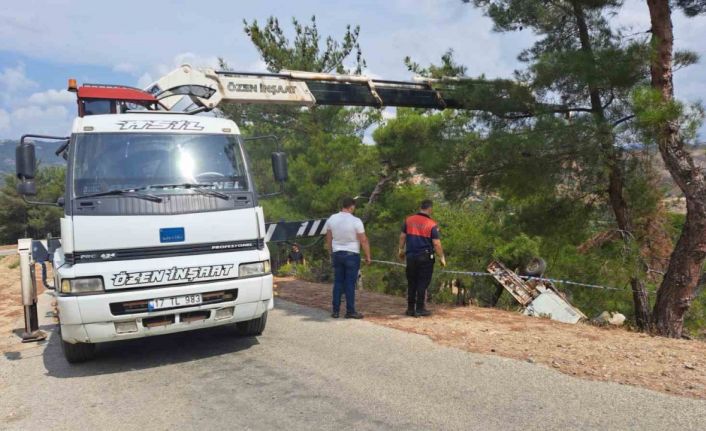 Bayramiç’te şarampole yuvarlanan kamyonetin sürücüsü hayatını kaybetti