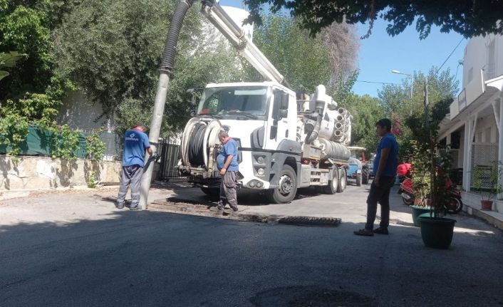 Belediyeden kanal açma ve temizlik çalışması