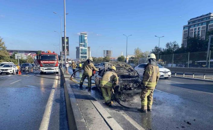 Beylikdüzü E-5’te seyir halindeki otomobil alev alev yandı