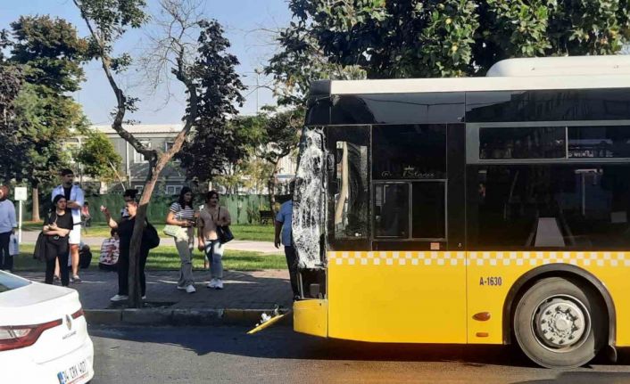 Beyoğlu’nda tramvay İETT otobüsüne çarptı