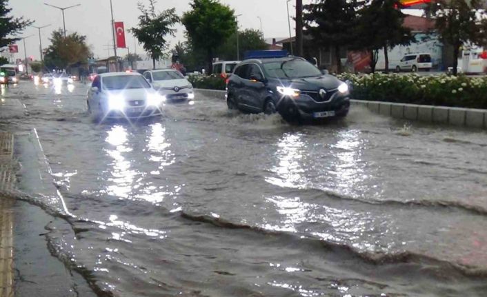 Bozüyük’te gök gürültülü sağanak yağış hayatı olumsuz etkiledi