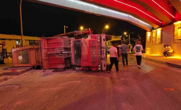 Buldozer yüklü kamyon alt geçidin tavanına çarpıp devrildi