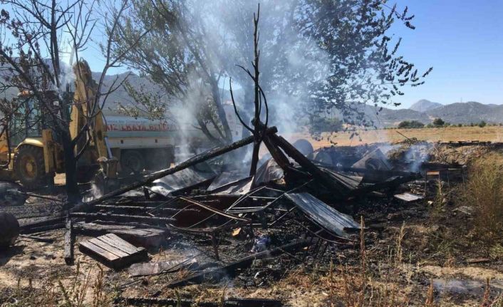 Burdur’da çıkan yangında bağ evi kullanılamaz hale geldi